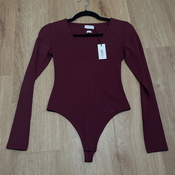 Aritzia Tops - Aritzia Contour v-neck Bodysuit in Sumac Burgundy